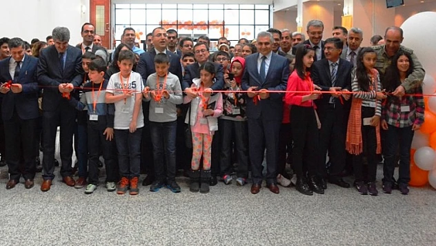 Vali Toprak, Geleceğin Bilim Adamlarının Sergisinin Açılışına Katıldı