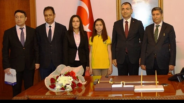 Vali Toprak Koltuğunu Minik Vali Çöpatlamaz'a Devretti