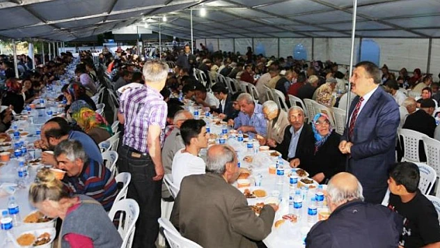 Başkan Gürkan, İlk İftarını Vatandaşlarla Birlikte İftar Çadırı'nda Yaptı