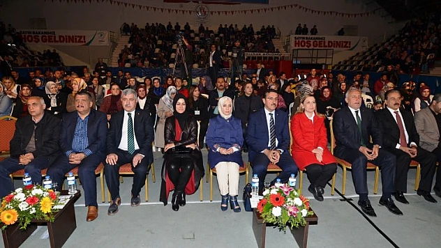 Sanatçı Uğur Işılak, Memleket Türküleriyle Yüreklere Dokundu