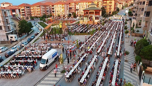 Yeşilyurt Belediyesi Rabia Parkındaki Meydan İftarında 6 Bin Kişiyi Ağırladı