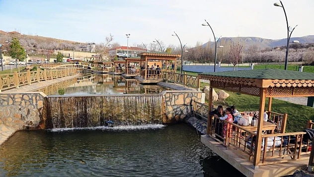 Vatandaşlar, Galip Demirel Çınar Park'a Akın Ediyor