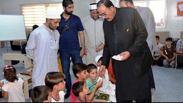 Yer, Kahramanmaraş… Desteyle Para Dağıttı