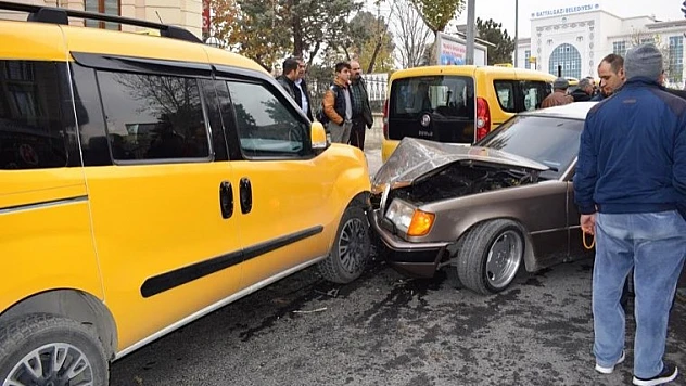 Otomobil Taksi Durağına Daldı