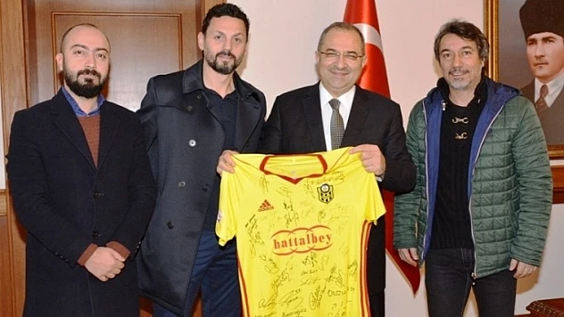E.Yeni Malatyaspor Teknik Direktörü  Bulut, Vali Ali Kaban'ı Ziyaret Etti