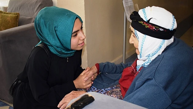Gönüllü Gençler Yaşlıların Gönlünü Aldı