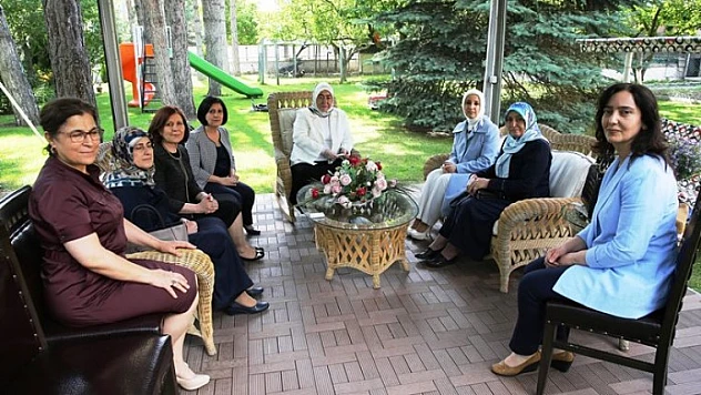 Semiha Yıldırım ve Esra Tüfenkci'den Yaşlılara Bayram Ziyareti