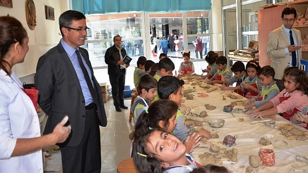 Minikler, Kille Sanat Öğreniyor