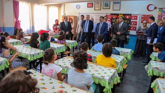 Kaymakam Duran Ve Başkan Gürkan, Öğrencilerin Karne Heyecanına Ortak Oldu