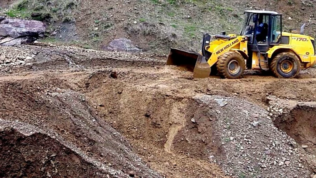 Büyükşehir Belediyesi Yollarda Heyelan Temizliği Yapıyor