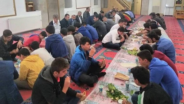 Gençler Cami'de Buluşuyor