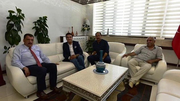 Türk Halk Müziği Sanatçısı Alpay, Başkan Gürkan'ı Ziyaret Etti