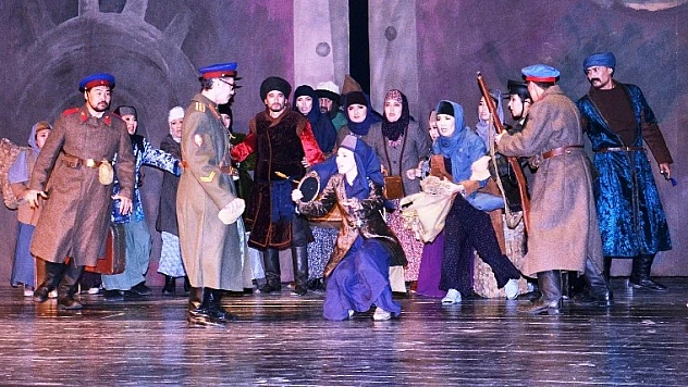 Kazak-Türk Dostluğu Sahnelendi