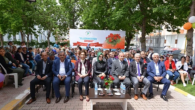 Yeşilyurt Belediyesi'nden Annelerimize 11 Bin Adet Çiçek Hediyesi