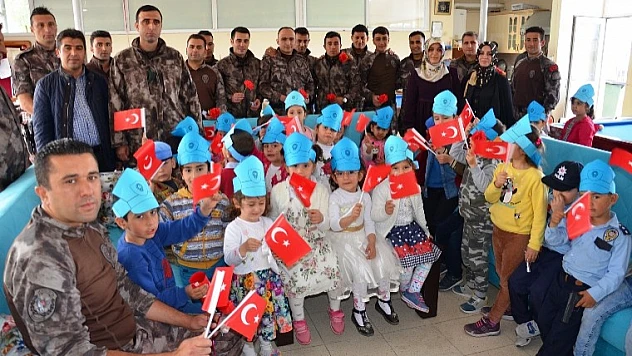 Miniklerden Polis Amcalara Kutlama