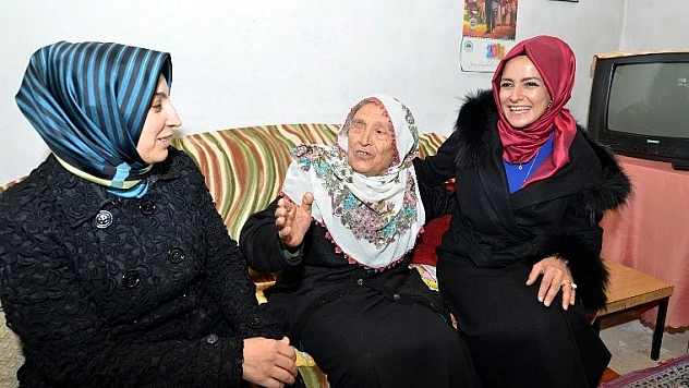 Yaşlılarımızı El Üstünde Tutmalıyız