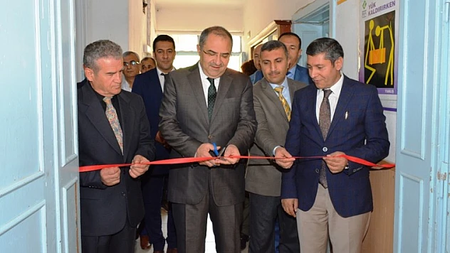 Vali Kaban, Ahşap Oyma Eserleri Sergisinin Açılışına Katıldı