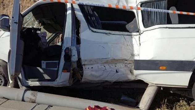 Minibüs Direğe Çarptı: 18 Yaralı