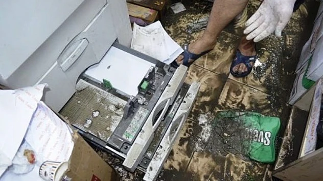 Yağmur Yağdı İş Yerlerini Su Bastı