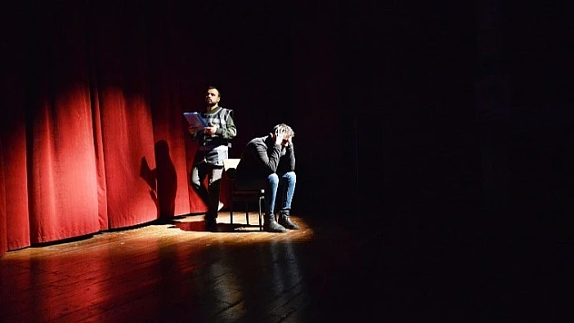 Yeşilyurt Belediyesi Tiyatrosu 'Kayıp Hayatlar' Oyununu Sahneledi