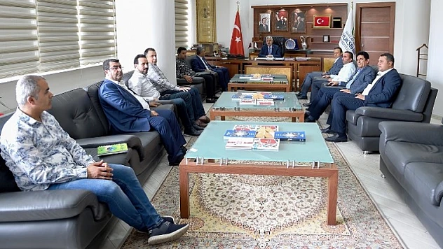 Hizmet Bayrağını Yukarılara Taşıyacağız