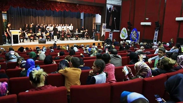 'Yer Ayrı Ruh Aynı' Adlı Tiyatro Yoğun İlgi Gördü