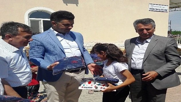 Yazıhan'da Öğrencilere Eşofman ve Spor Ayakkabı Desteği