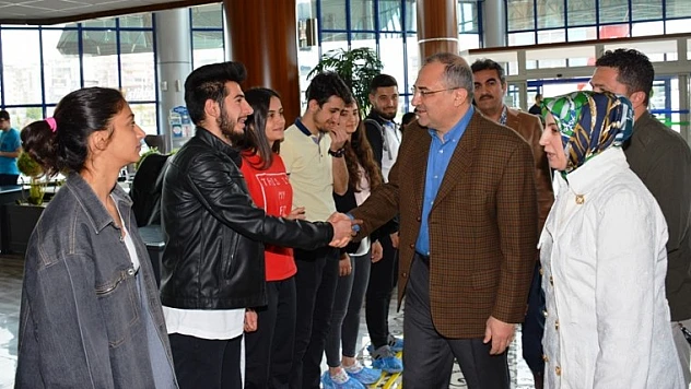 Vali Kaban Ve Eşi Neriman Kaban, Çocuklarla Bir Araya Geldiler