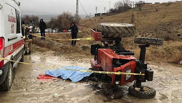 Devrilen Traktörün Altında Kalan Muhtar Öldü
