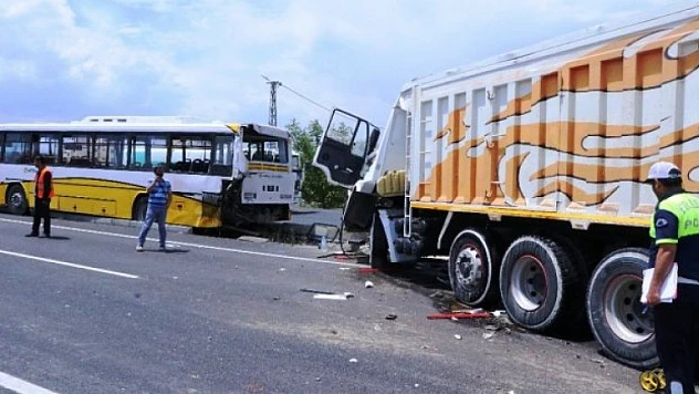 Kamyon Yolcu Otobüsüne Çarptı: 4 Yaralı