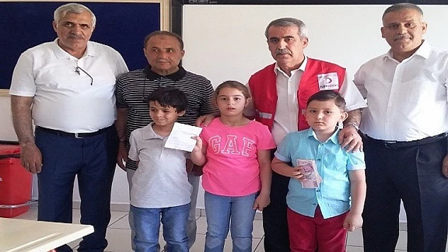 Olimpiyat Koleji Öğrencilerinden Kızılaya Bağış