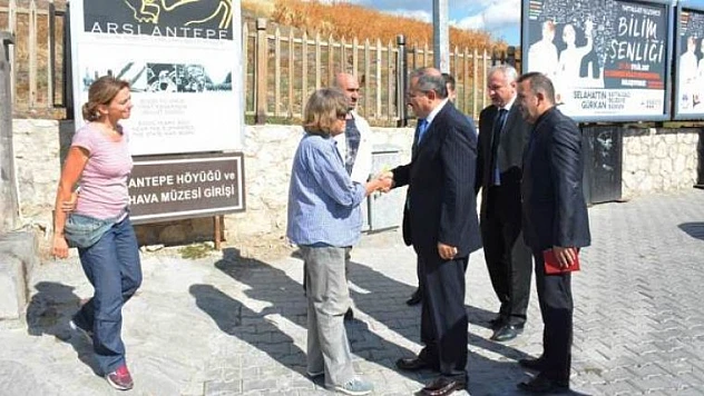 Vali Kaban Arslantepe Höyüğü'nde İncelemelerde Bulundu