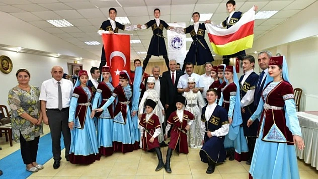 Başkan Gürkan, Kafkas Yöresel Halkoyunları Ekibi İle Bir Araya Geldi