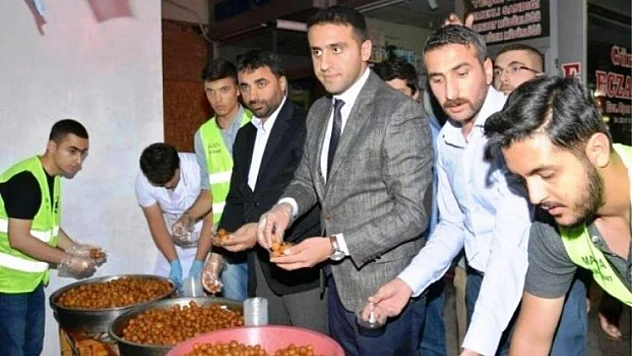 Ülkü Ocakları Kadir Gecesinde Lokma Dağıttı