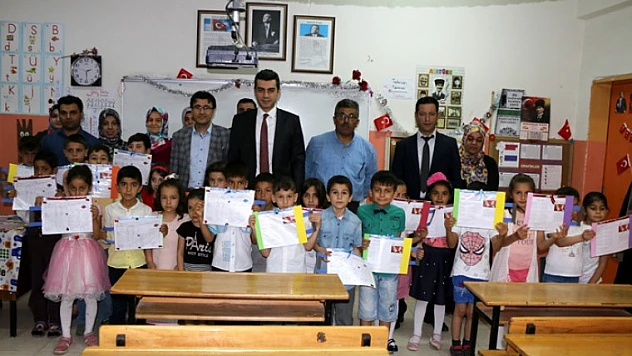 Kaymakam Özdemir Karne Dağıttı