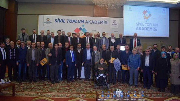 STK Akademisi Öğrencilerine Belgeleri Takdim Edildi