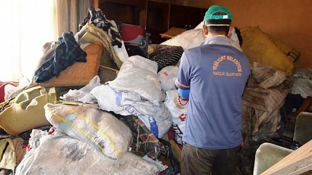 Evden Dört Kamyon Çöp Çıkarıldı