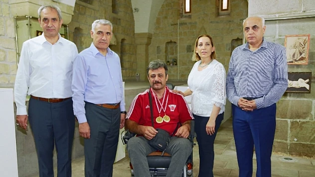 Başkan Güder, Gülle Ve Disk Atmada 2 Altın Madalya Alan Batı'yı Kutladı