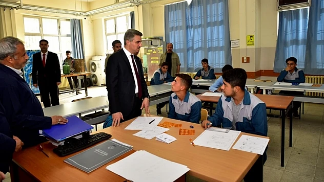 Vali Baruş, Lise ve İlkokulu Ziyaret Etti