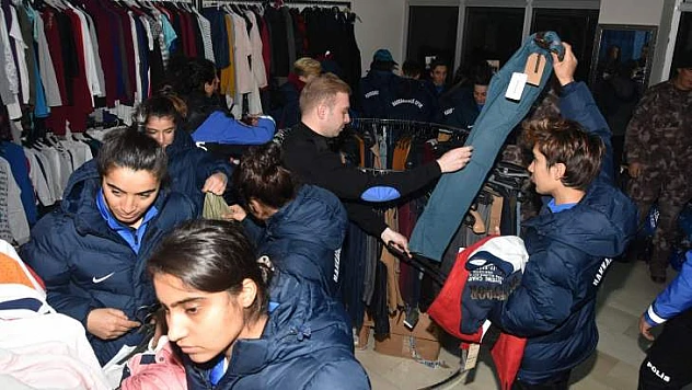 Polislerden Kadın Futbolculara Destek