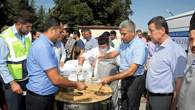 Cuma Namazı Sonrası 10 Bin Kişiye Aşure İkramı Yapıldı
