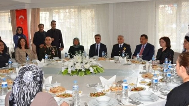 Vali Baruş, Şehit Aileleri ve Gaziler Onuruna Düzenlenen Programa Katıldı