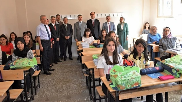 Vali Baruş Öğrencilerin Okul Heyecanına Ortak Oldu