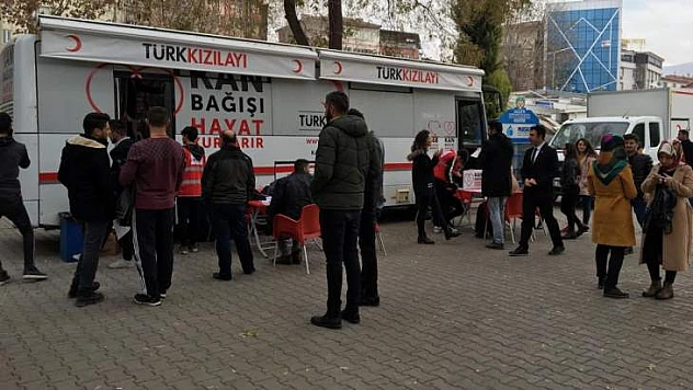 Gençler Aileleriyle Kan Bağışında Bulundu