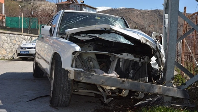 Otomobil Elektrik Direğine Çarptı: 1 Yaralı