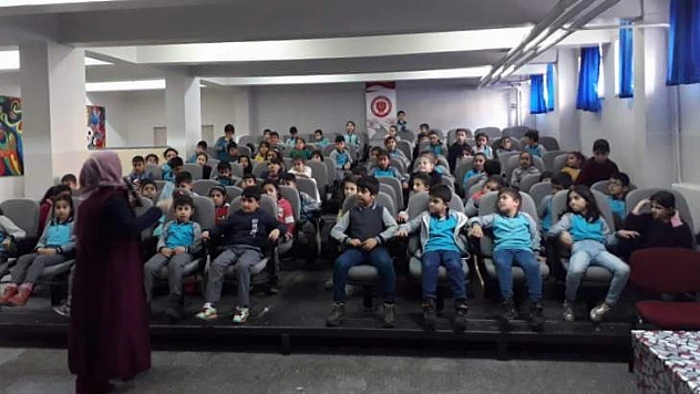 Malatya'da Öğrencilere Kitap Dağıtıldı