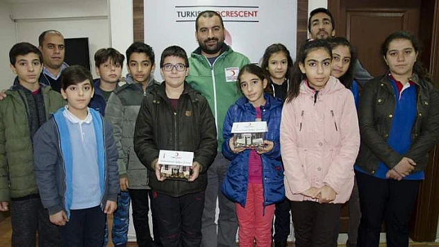 Kernek Külliyesindeki Öğrencilerden Kızılay'a Bağış