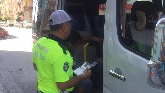 Emniyet Tarafından Okul Önlerinde Servis Kontrolü