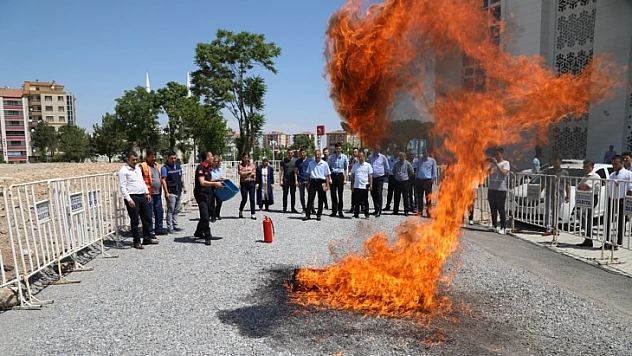 Battalgazi Belediye Personeline Yangın Söndürme Eğitimi Verildi