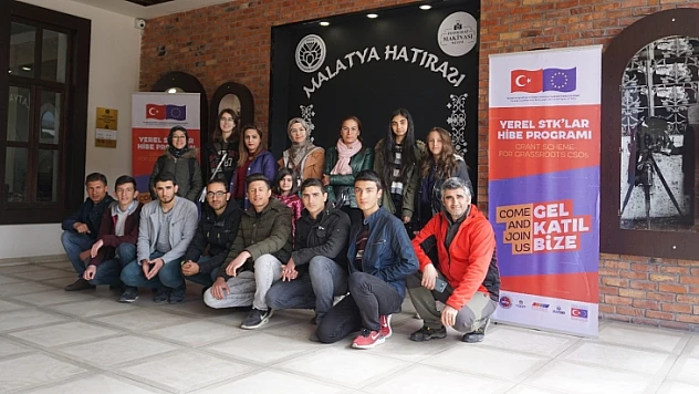 Gençler, Fotoğraf Makinesi Müzesini Ziyaret Etti